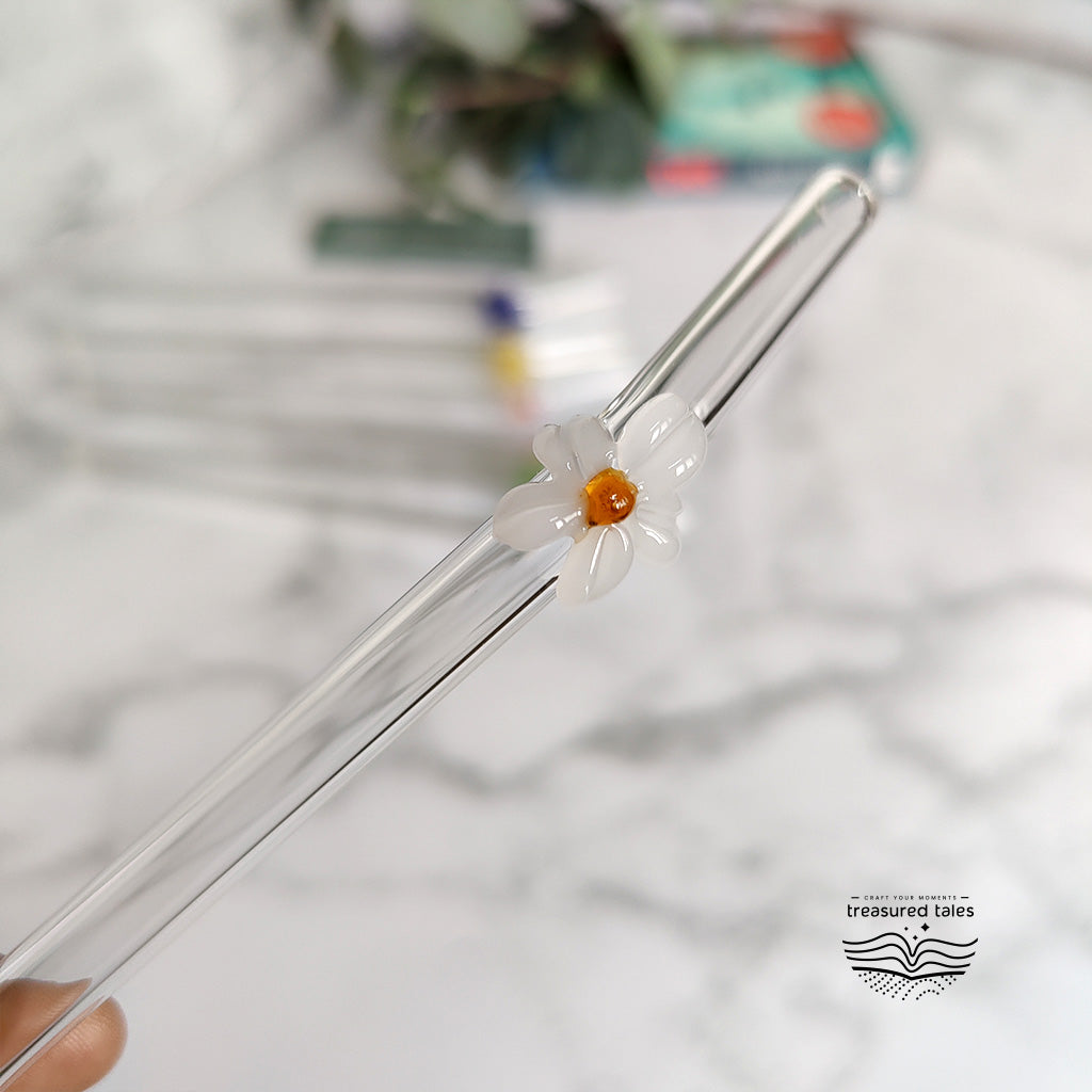 Reusable Clear Glass Straw with White Flower, Vibrant and Adorable Flower Straw – Ideal for Smoothies, Milkshakes, Juices, Teas, Parties, and Gift-Giving