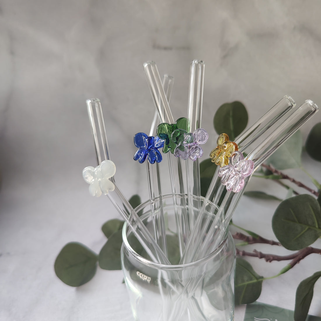 Set of 6 Reusable Clear Glass Straws, Vibrant and Adorable Bow Straws – Ideal for Smoothies, Milkshakes, Juices, Teas, Parties, and Gift-Giving