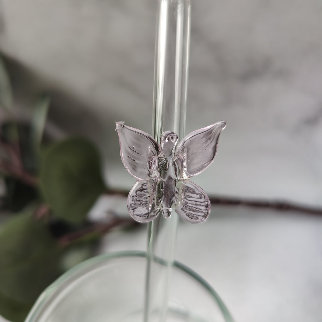 Reusable Clear Glass Straw with Pink Butterfly, Vibrant and Adorable Butterfly Straw – Ideal for Smoothies, Milkshakes, Juices, Teas, Parties, and Gift-Giving