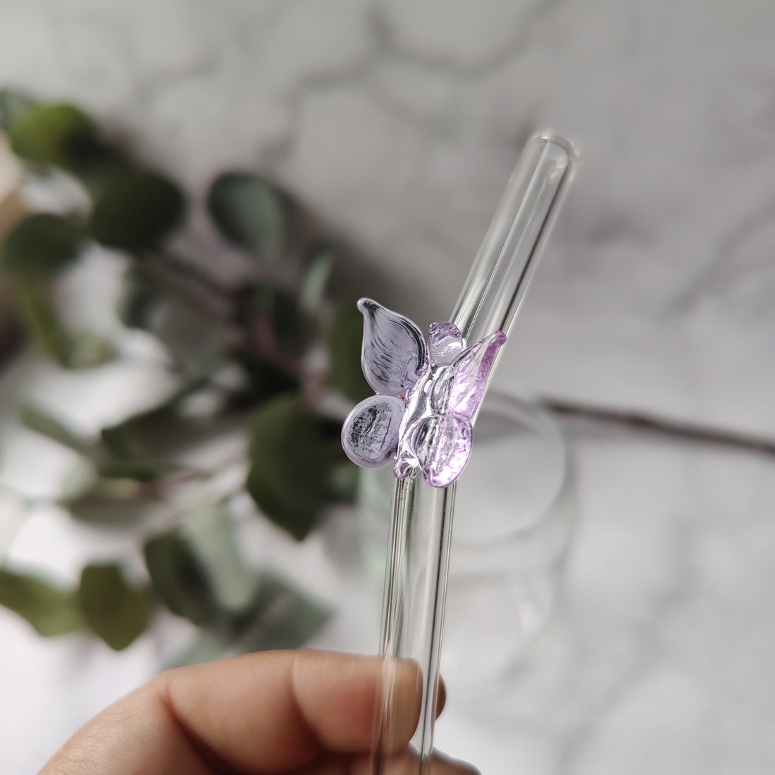Reusable Clear Glass Straw with Purple Butterfly, Vibrant and Adorable Butterfly Straw – Ideal for Smoothies, Milkshakes, Juices, Teas, Parties, and Gift-Giving