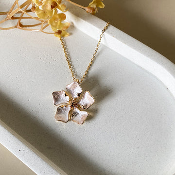 White Floral Pendant Anti-Tarnish Chain Necklace – Gold-Toned Minimal Statement Charm Jewellery