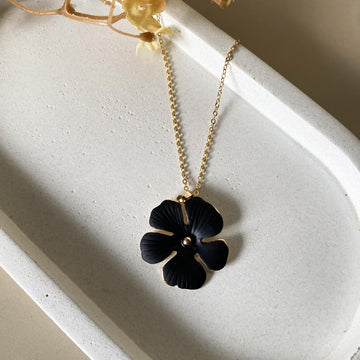Black Pearl Flower Pendant Anti-Tarnish Chain Necklace – Gold-Toned Minimal Floral Charm Jewellery