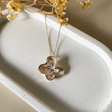 White Floral Clover Pendant Anti-Tarnish Chain Necklace – Gold-Toned Pearl Finish Minimal Everyday Jewellery