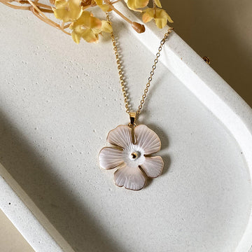 White Pearl Flower Pendant Anti-Tarnish Chain Necklace – Gold-Toned Minimal Floral Charm Jewellery