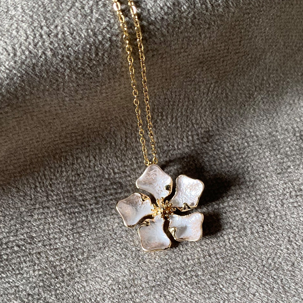 White Floral Pendant Anti-Tarnish Chain Necklace – Gold-Toned Minimal Statement Charm Jewellery