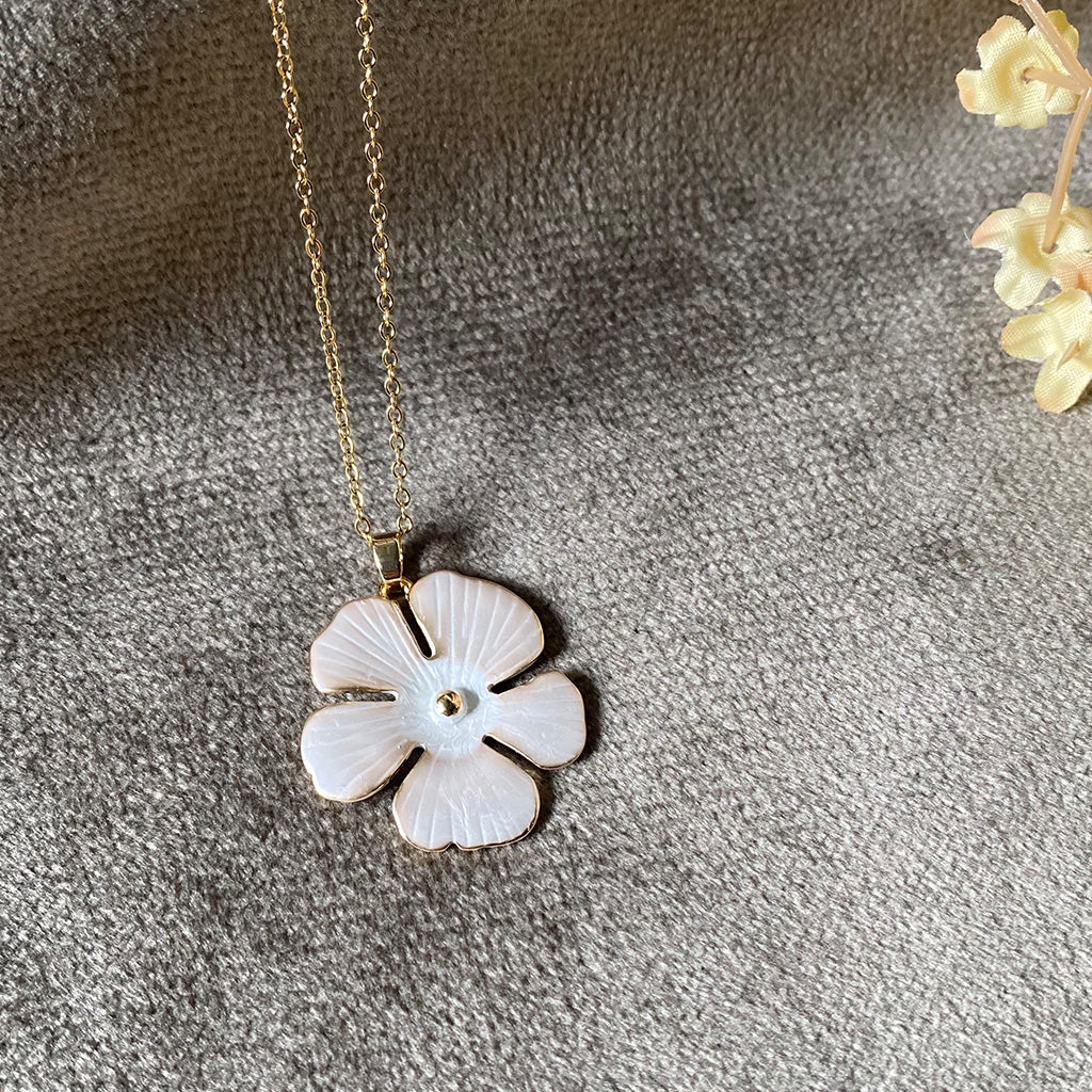 White Pearl Flower Pendant Anti-Tarnish Chain Necklace – Gold-Toned Minimal Floral Charm Jewellery