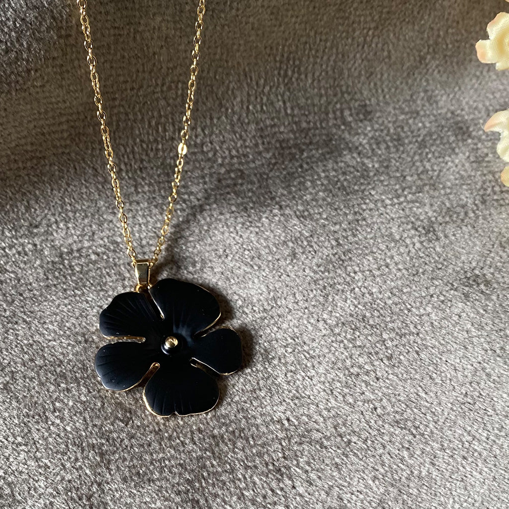 Black Pearl Flower Pendant Anti-Tarnish Chain Necklace – Gold-Toned Minimal Floral Charm Jewellery