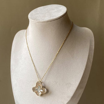 White Floral Clover Pendant Anti-Tarnish Chain Necklace – Gold-Toned Pearl Finish Minimal Everyday Jewellery