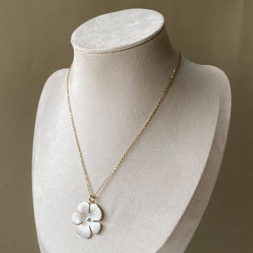 White Pearl Flower Pendant Anti-Tarnish Chain Necklace – Gold-Toned Minimal Floral Charm Jewellery
