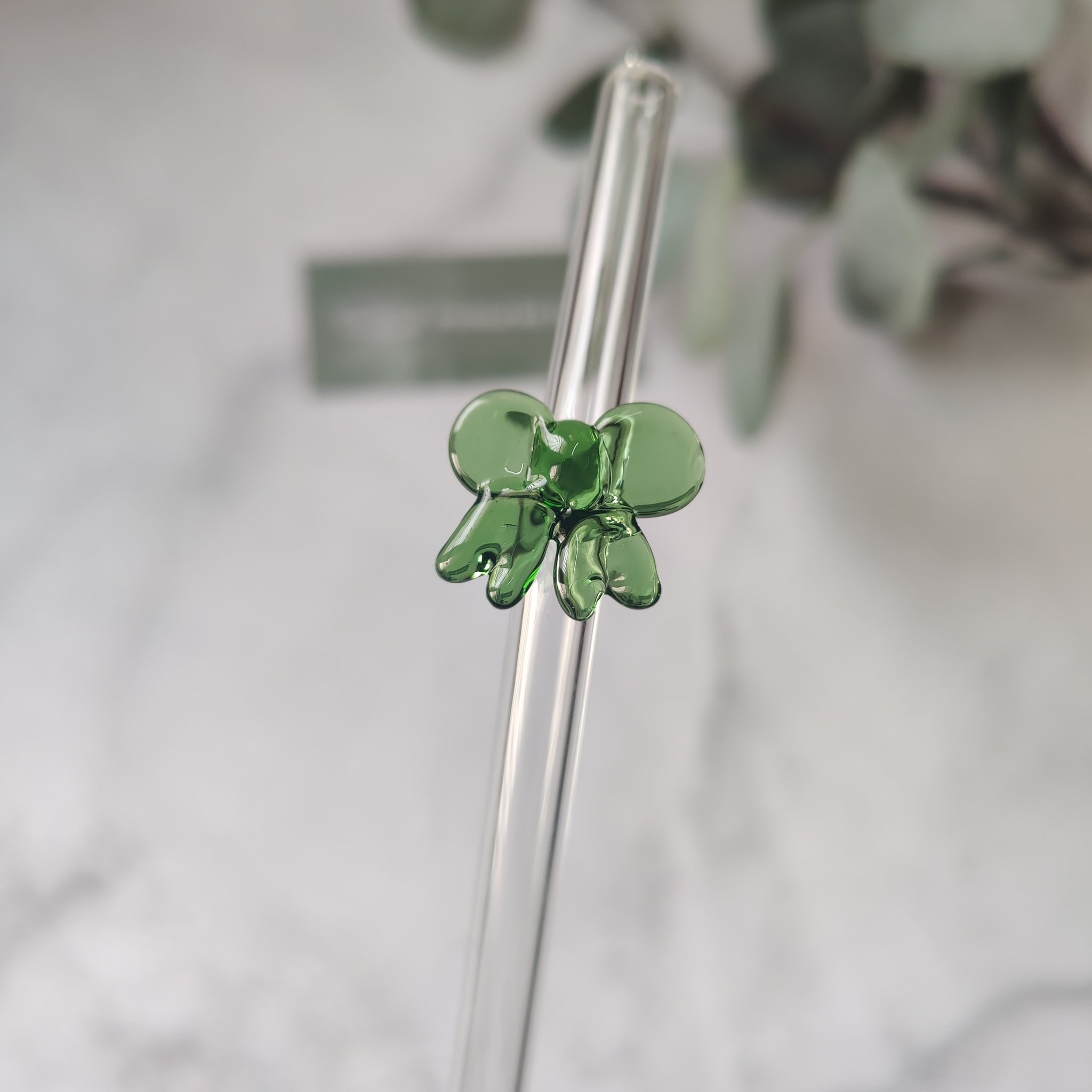 Reusable Clear Glass Straw with Green Bow, Vibrant and Adorable Bow Straw – Ideal for Smoothies, Milkshakes, Juices, Teas, Parties, and Gift-Giving