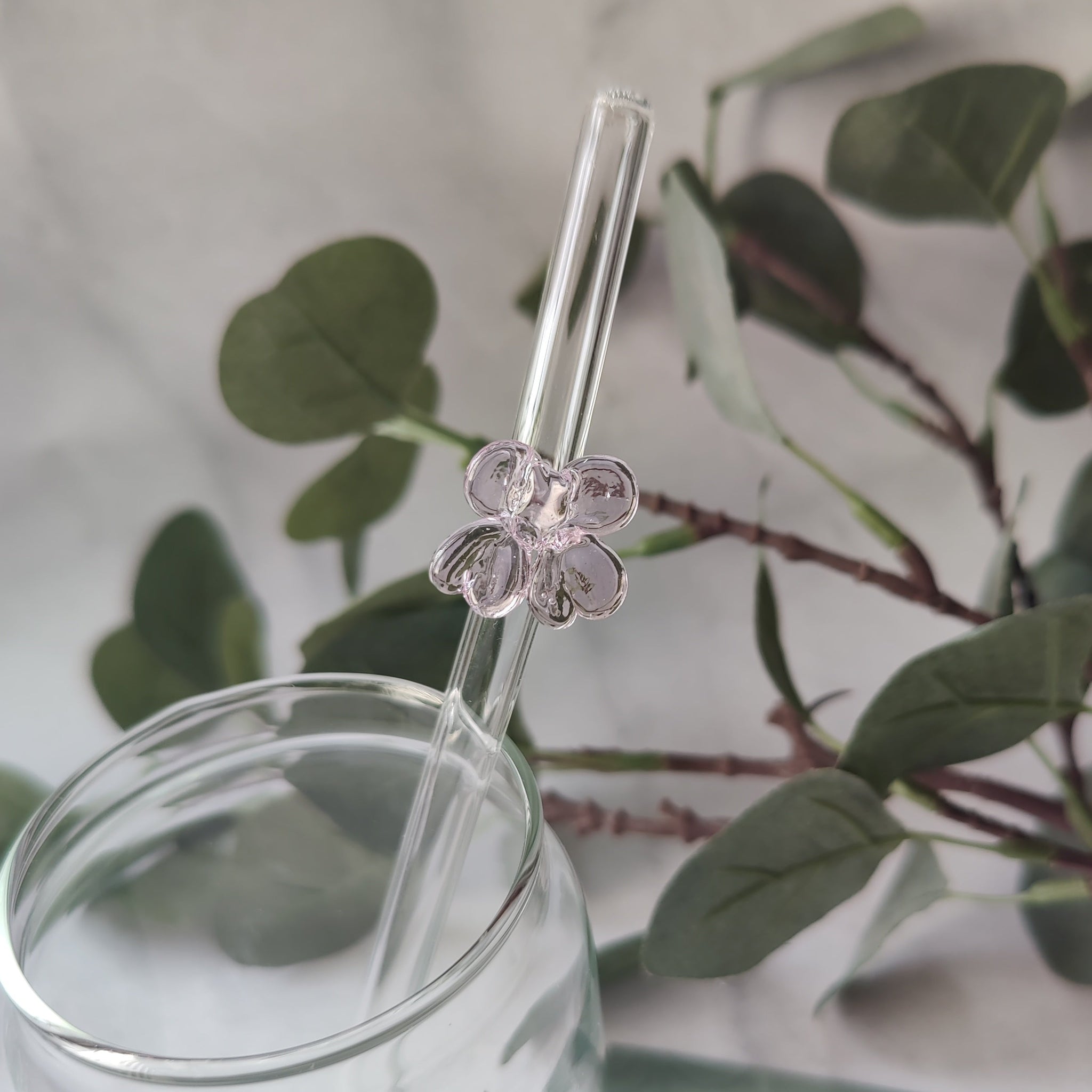 Reusable Clear Glass Straw with Pink Bow, Vibrant and Adorable Bow Straw – Ideal for Smoothies, Milkshakes, Juices, Teas, Parties, and Gift-Giving
