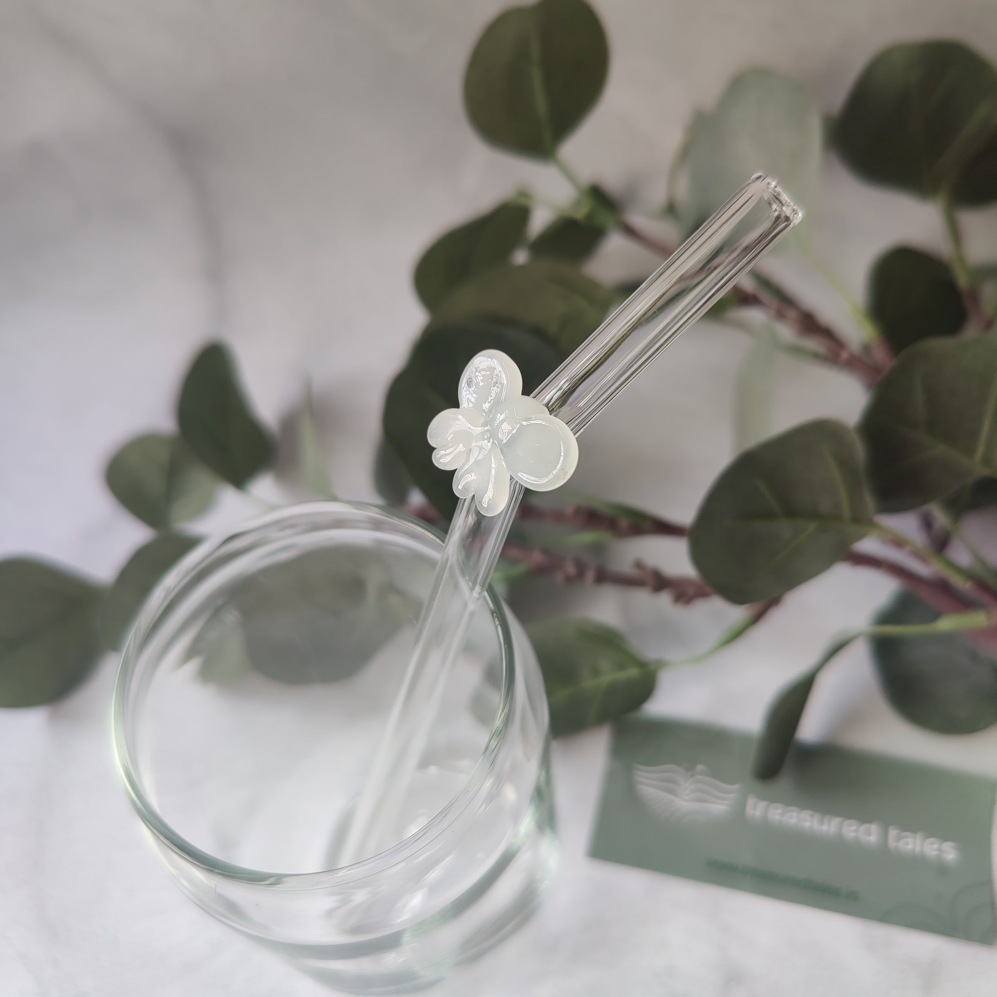 Reusable Clear Glass Straw with White Bow, Vibrant and Adorable Bow Straw – Ideal for Smoothies, Milkshakes, Juices, Teas, Parties, and Gift-Giving