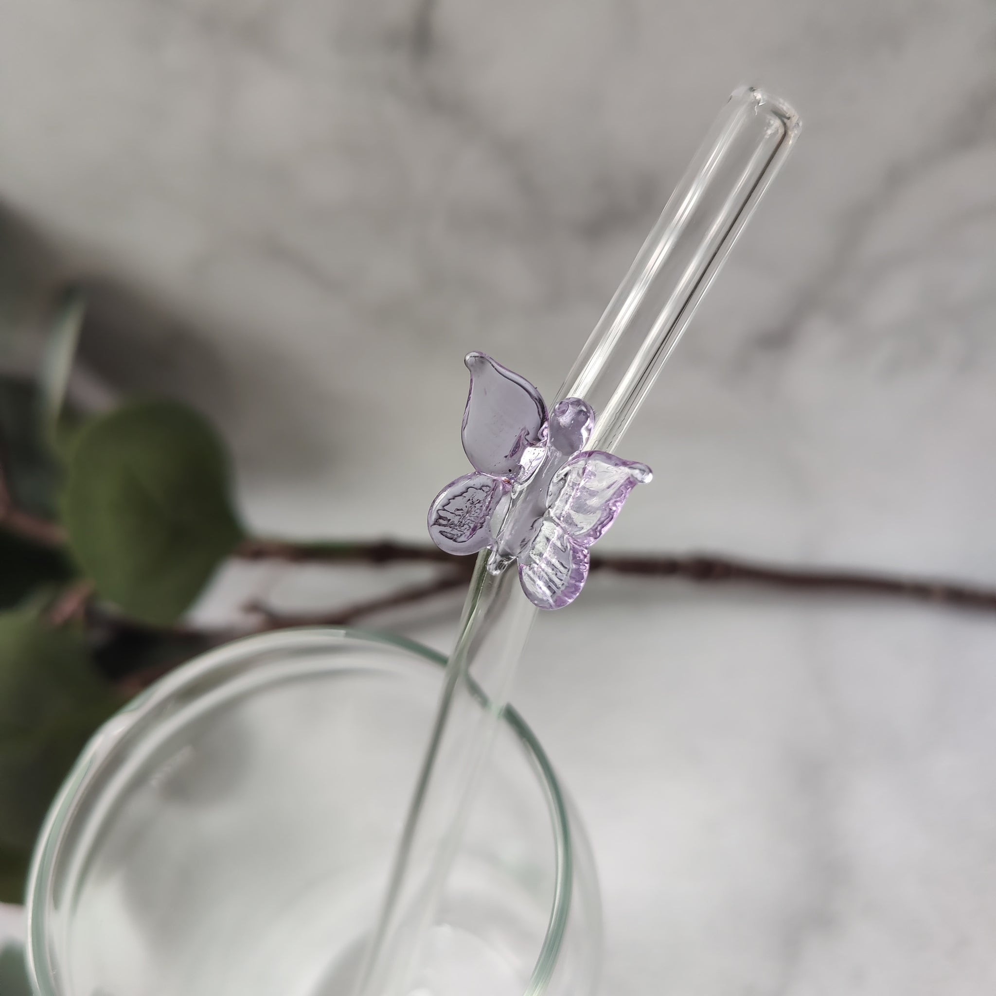 Reusable Clear Glass Straw with Purple Butterfly, Vibrant and Adorable Butterfly Straw – Ideal for Smoothies, Milkshakes, Juices, Teas, Parties, and Gift-Giving
